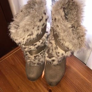 Cute furry Buckle brown boots